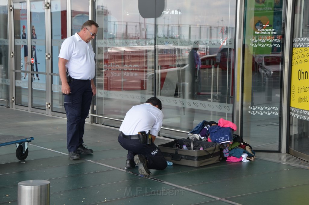 Verdaechtige Koffer Koeln Bonn Airport Koeln Porz  P27.JPG - Miklos Laubert